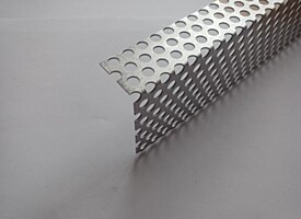 Děrovaná lišta k okapu, rš. 90 mm (lať 60), tl. 0,80mm, dl. 2000 mm - Al přírodní