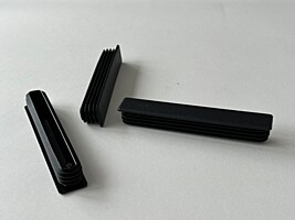 Zátka obdélníková 120x20x1,5-2,5 mm, nízká černá