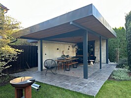 Hliníková pergola kotvená k domu - střecha hliníkový falcovaný plech, zasklená