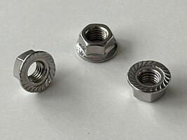 Šestihranná matka M10 s přírubou DIN 6923 se zářezy SOLAR