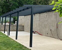 Hliníková pergola kotvená k domu - střecha hliníkový tvarovaný plech